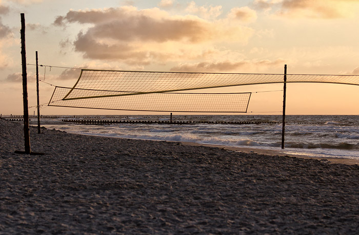 Volleyball-Netze im Abendlicht