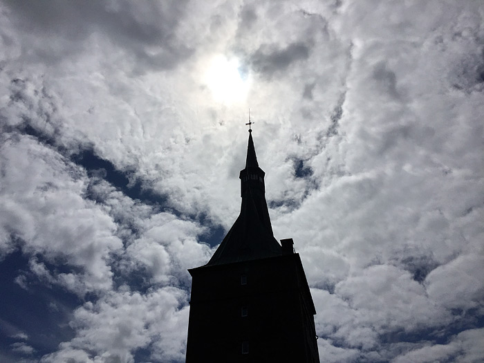 Westturm im Gegenlicht