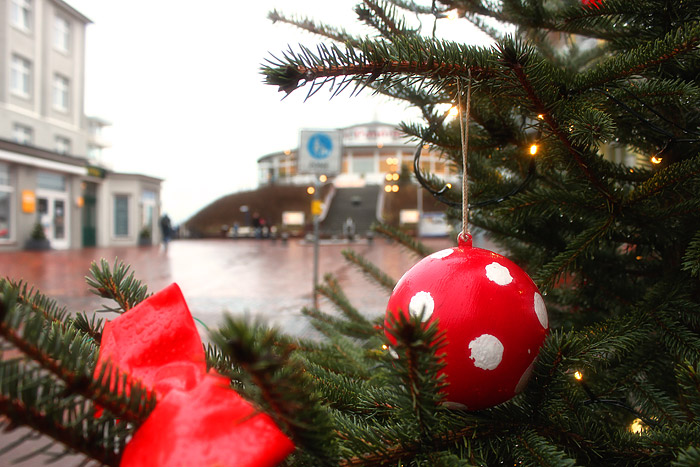 Weihnachtskugeln vor der Buchhandlung