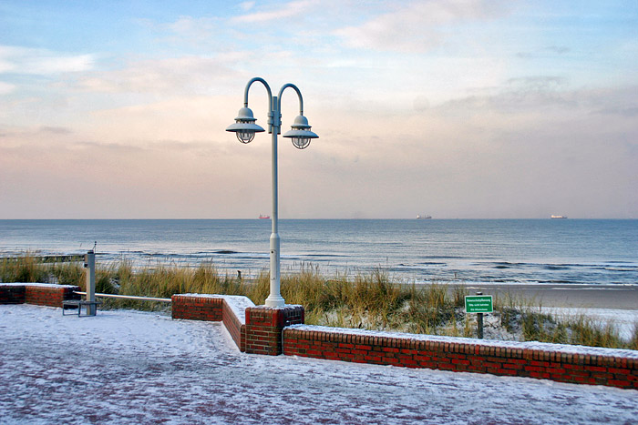 Verschneite Strandpromenade
