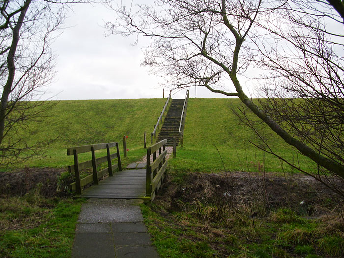 Über die Brücke zur Deichtreppe