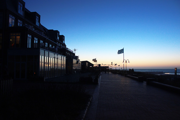 Strandpromenade zur Blauen Stunde