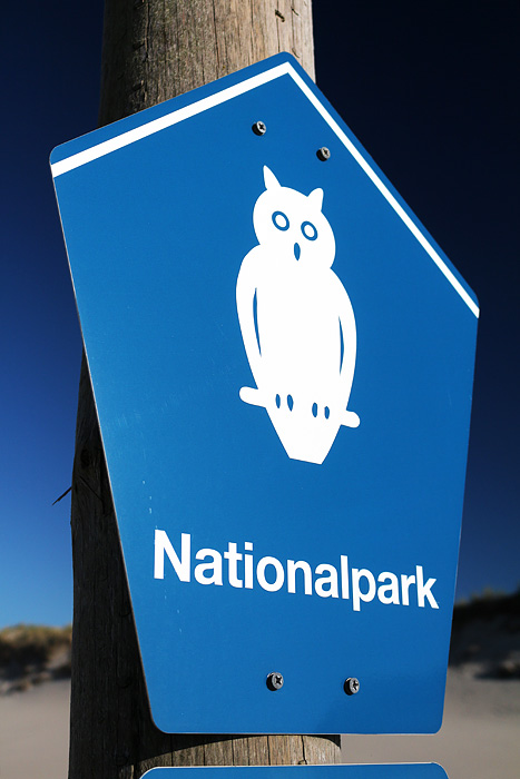 Nationalpark-Schild am Strand