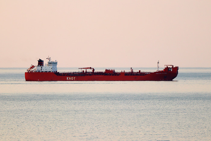 Tanker Anneleen Knutsen im Jadefahrwasser