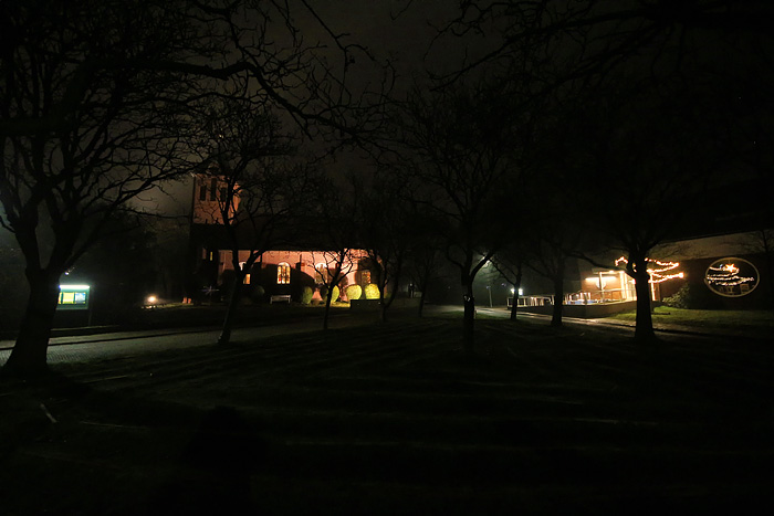 Kirche und Gemeindehaus bei Nacht