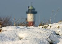 Leuchtturm und Schnee
