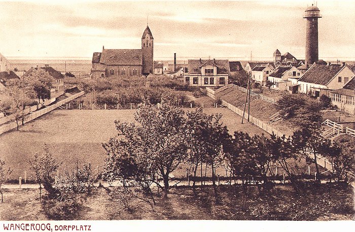 Dorfplatz mit ev. Kirche und Leuchtturm