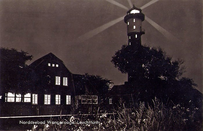 Leuchtturm bei Nacht