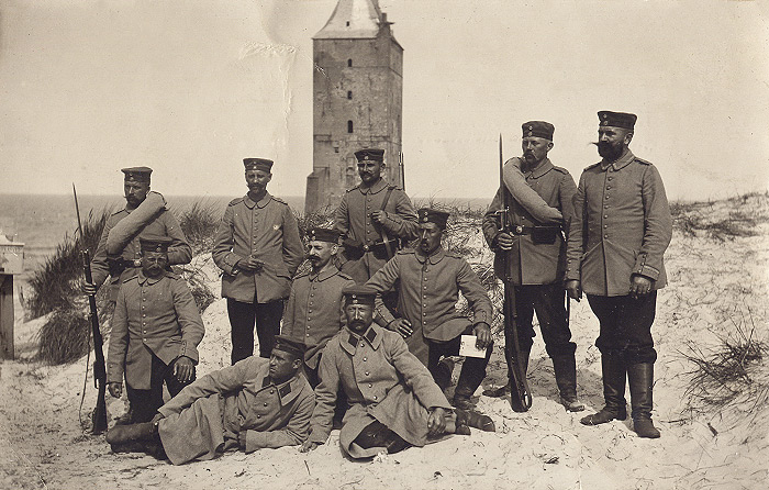 Soldaten vor dem Alten Westturm