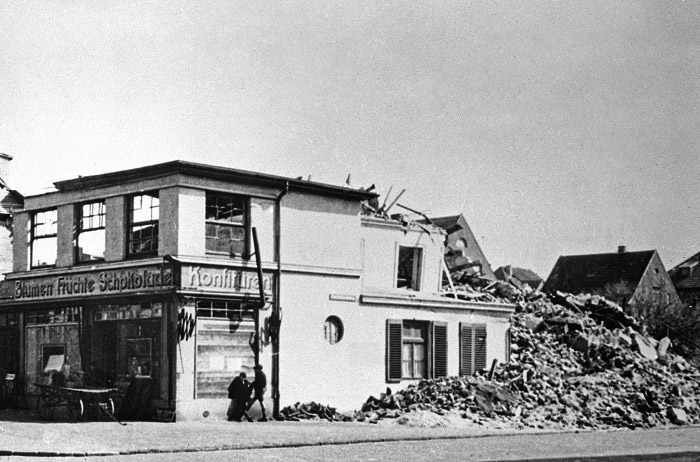 Müller-Erben nach dem Bombenangriff