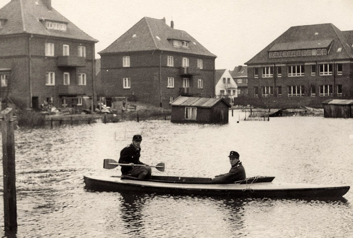 Feuerwehr mit Kanu