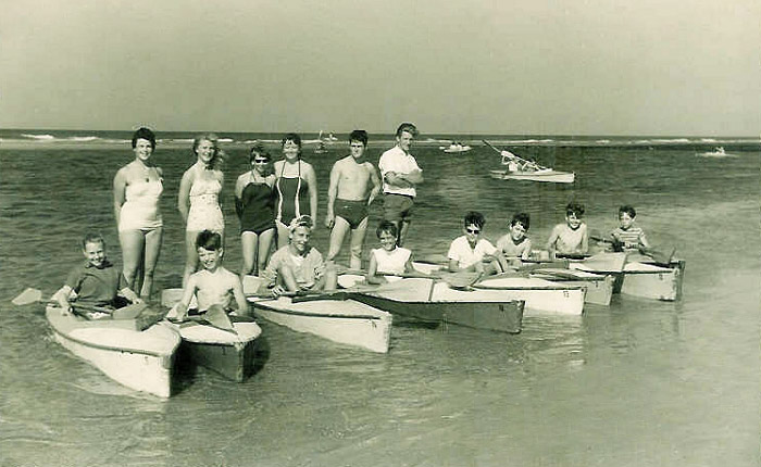 Paddelboote am Strand