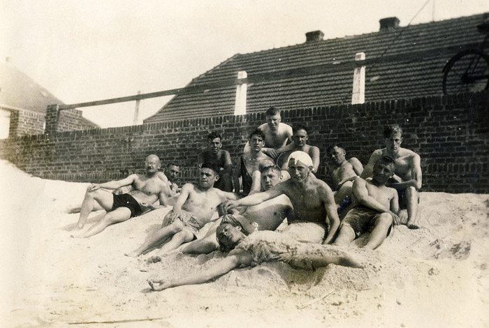 Gruppenfoto vor der Strandmauer im Westen