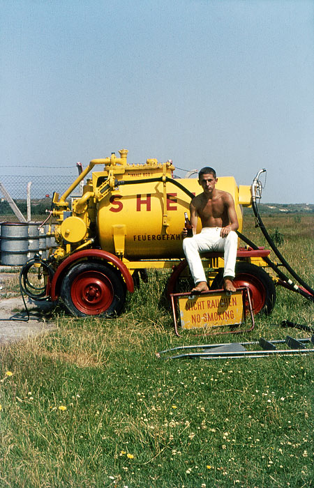 Shell-Tankwagen am Flugplatz