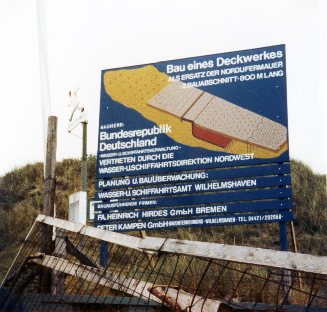 Baustellenschild des neuen Norddeckwerks