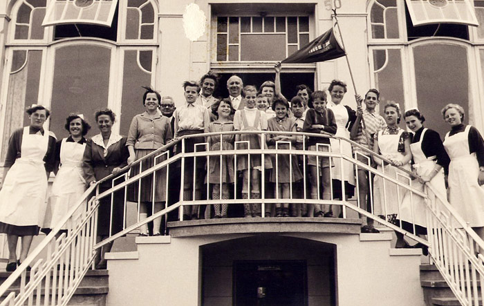 Gruppenfoto Vorm Haus Meeresstern Historische Inselbilder