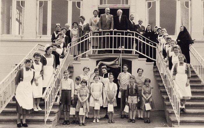 Gruppenfoto Vorm Haus Meeresstern Historische Inselbilder