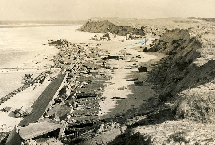 Sturmflut 1962. Strandmauer im Westen