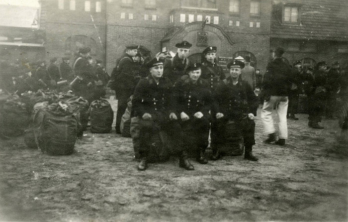 Marinesoldaten am Bahnhof