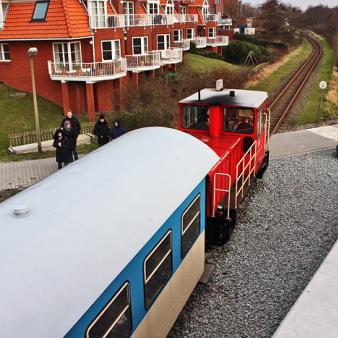 Inselbahn auf dem Weg zum Bahnhof. Foto &copy; Erik Kohl 2015