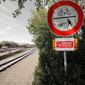 Maskenpflicht auf dem Bahnsteig. Foto &copy; Erik Kohl 2020