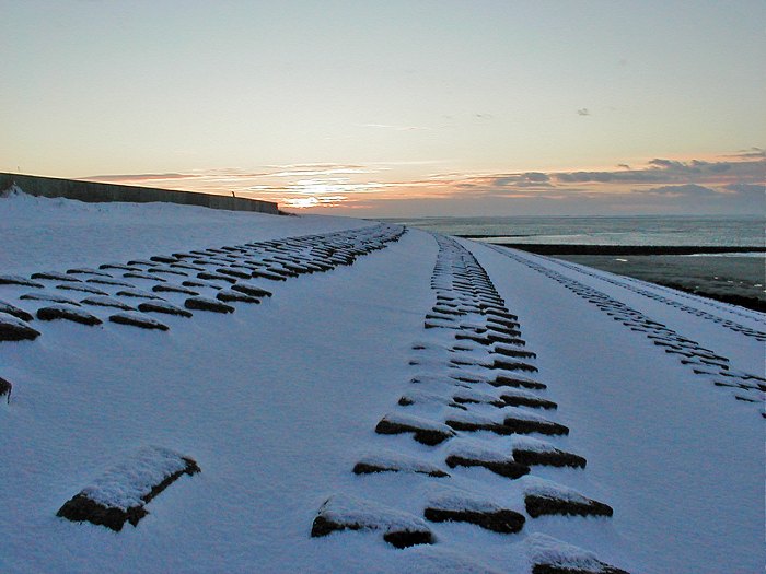 Schnee auf dem Deckwerk