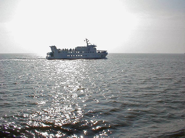 MS »Wangerooge« im Gegenlicht