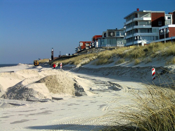 Saisonvorbereitungen am Strand