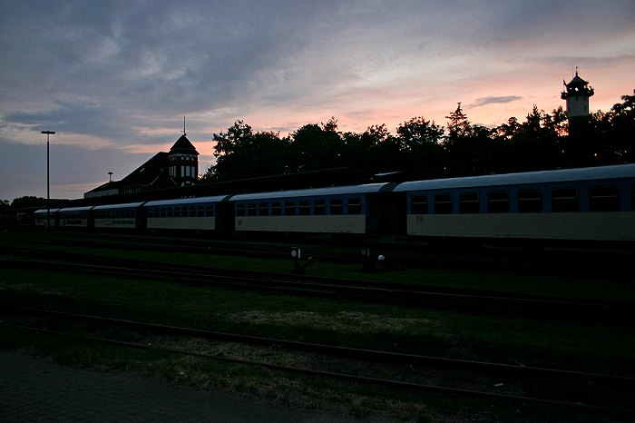 Bahnhof in der Abenddämmerung