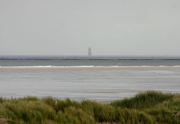 Leuchtturm »Mellum Plate« im Dunst