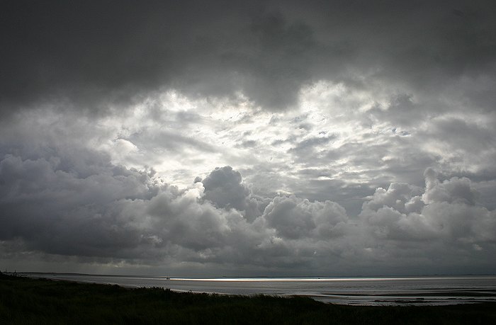 Wolkenberge über dem Meer