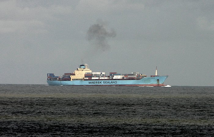 Containerschiff im &raquo;Wangerooger Fahrwasser&laquo;