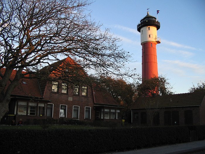 Alter Leuchtturm und Sozialwerk-Gebäude