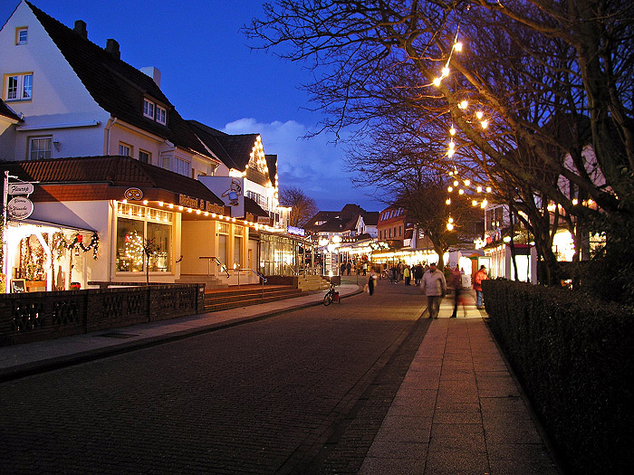 Festlich beleuchtete Zedeliusstraße