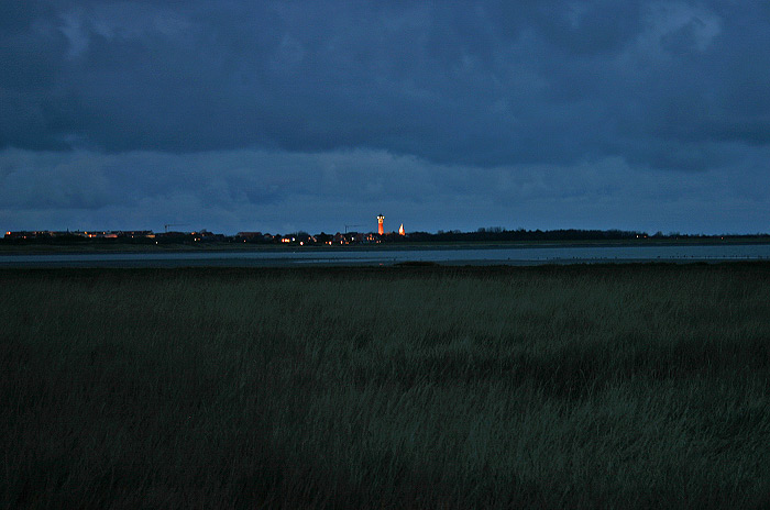 Salinebucht und Inseldorf in der Abenddämmerung