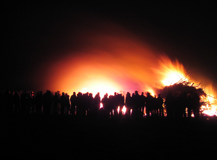 Beim Osterfeuer