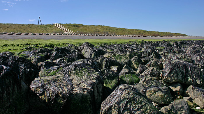 Am Fuß des Nordwestlängswerkes