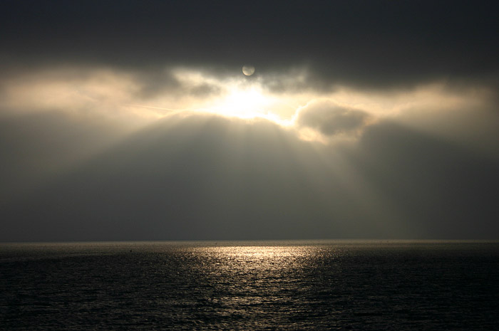 Wolkenloch über dem Meer