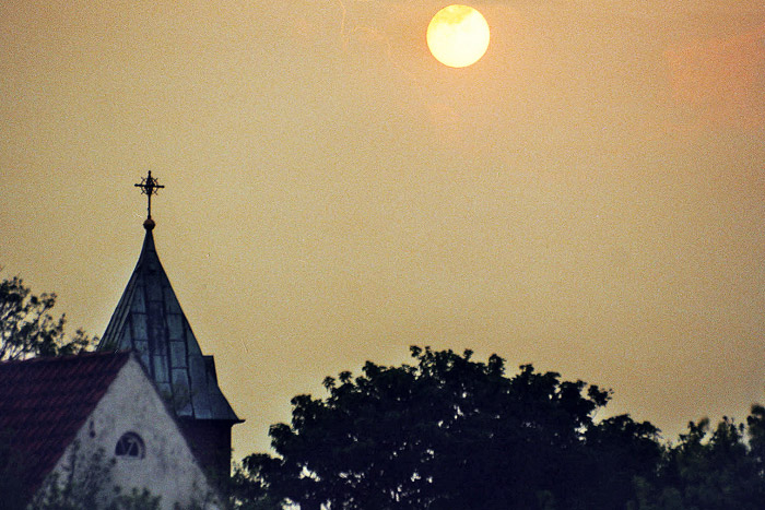 Sonnenuntergang über dem Dorf