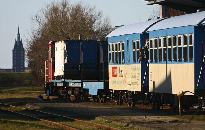 Inselbahn am Bahnhof