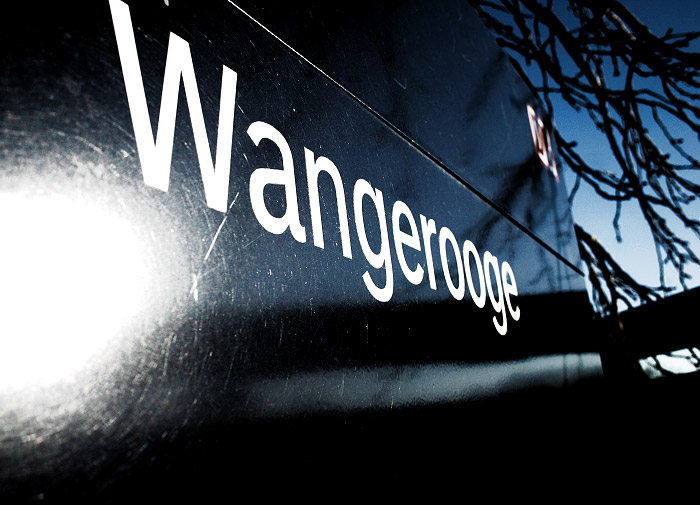 Wangerooge-Schild am Bahnhof