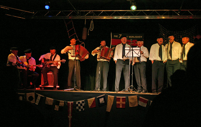 Insulaner unner sück: »Döntje Singers«