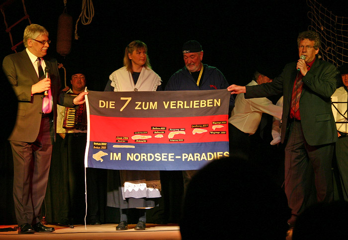 Insulaner unner sück: Flaggenübergabe