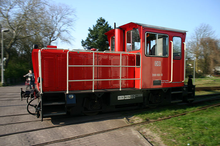 Lok 399 108-0 am Bahn&uuml;bergang