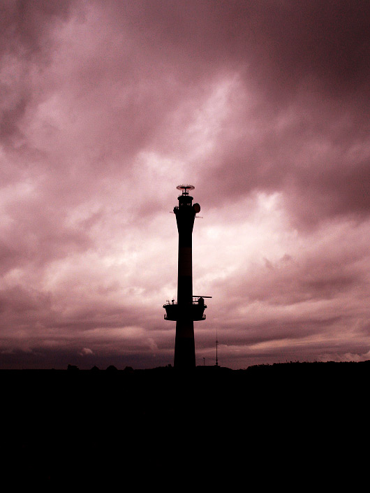 Neuer Leuchtturm unter Wolken