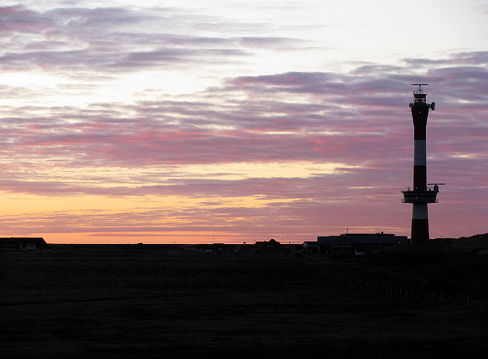 Neuer Leuchtturm in der Dämmerung