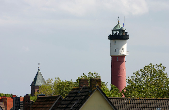 Leuchtturm und Kirche von der Aussichtsdüne gesehen