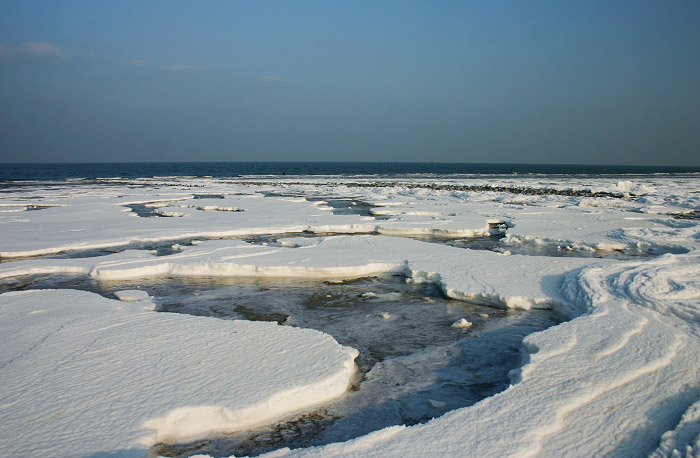Eisschollen an der Wasserkante