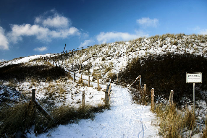 Winterliche Dünenüberwegung
