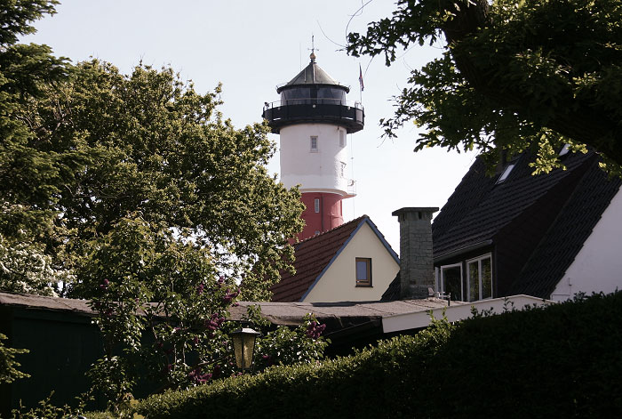 Alter Leuchtturm vom Dorfplatz aus gesehen
